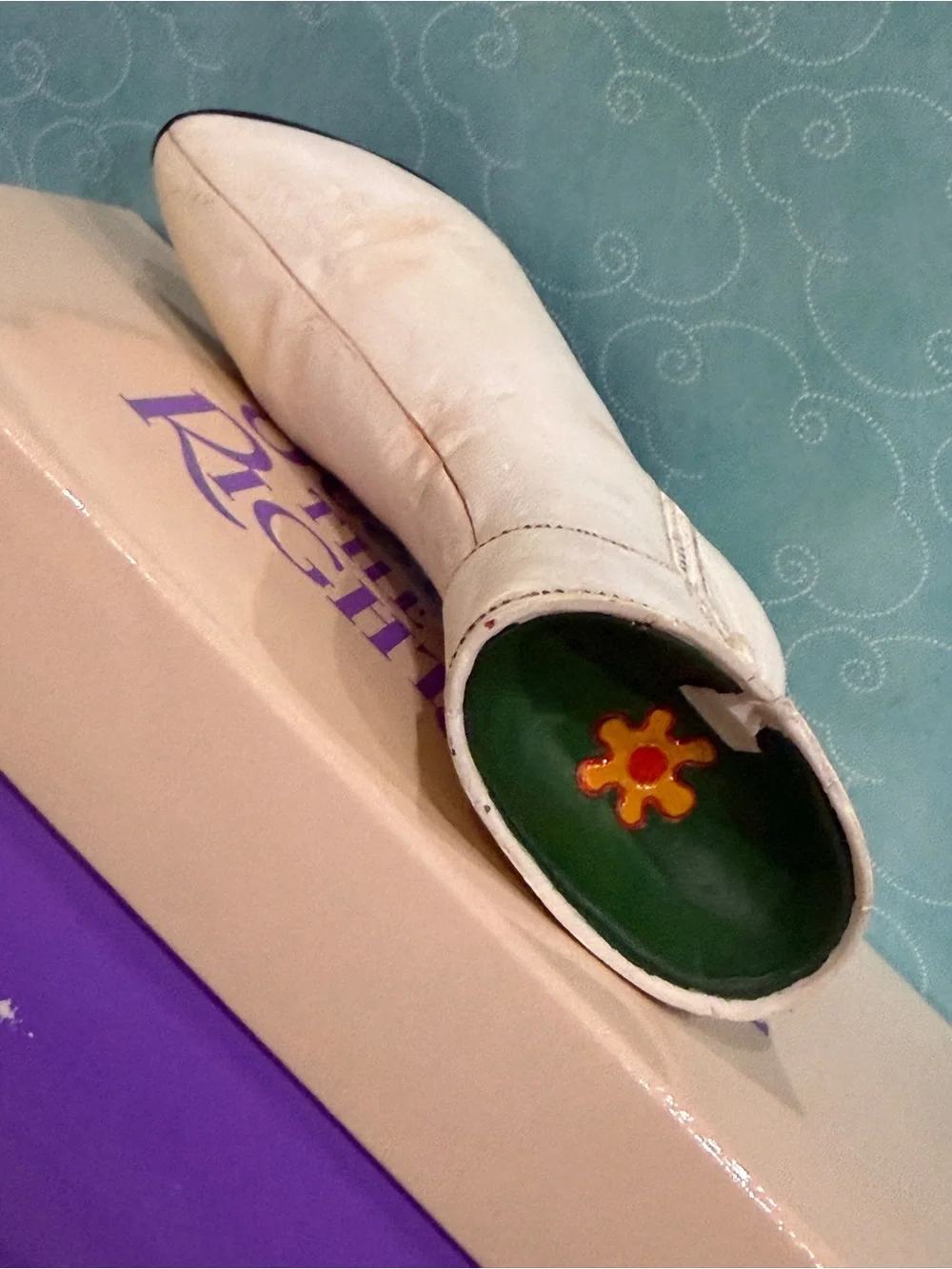Just the Right Shoe “Ingenue” #25027 (1999) Collectible Shoe